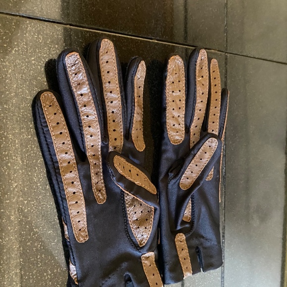 Fashionable Warm Gloves by Isotoner - Picture 4 of 8